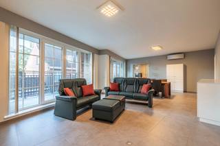 Huurprijs 1.775 EUR per maand+ 100 EUR per maand voor de twee ondergrondse autostaanplaatsen en ruime berging+ 125 EUR per maand gemeenschappelijke...