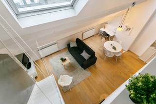 Locatie:<br />Dit gemeubeld appartement van ca 50 m² is gelegen op het hippe Zuid, een bruisende buurt met tal van restaurants, cafés en winkels in de buurt. Het bevindt zich in een zijstraat van de Marnixplaats, vlakbij de Volkstraat en de Nationalestraat, met andere woorden een werkelijke toplocatie.<br />De bereikbaarheid van en naar Antwerpen wordt eveneens gegarandeerd door de nabijheid van de vernieuwde Scheldekaaien en het openbaar vervoer.<br /><br />Indeling:<br />Gelegen op de 4e verdieping van een karaktervol pand, opgelet zonder lift. We komen binnen in de super lichtrijke leefruimte, op een mooie parketvloer. Deze gezellige living geeft meteen een heel ruimtelijk gevoel door de hoge plafonds en het vele licht dat binnenvalt. We vinden hier ook de open en volledig ingerichte keuken, deze is voorzien van alle nodige toestellen en ook een knappe hoge kast voor extra bergruimte. Ook op deze verdieping vinden we het apart toilet en de mooie badkamer met douche en een dubbel lavabomeubel. Via de trap in de leefruimte bereiken we de slaapruimte, deze is compact en heeft een praktische berging die als dressing kan dienen. <br /><br />Belangrijkste troeven:<br />Ideaal appartement voor starters of voor investeerders<br />Instapklaar dakappartement op toplocatie<br />Kleinschalig gebouw<br />Momenteel bemeubeld verhuurd aan 950 euro per maand. Huurder kan opgezegd worden voor eigen bewoning mits een opzegtermijn van 6 maanden.<br />Kelderberging voor extra bergruimte<br /><br />Verplichte vermeldingen: <br />P score C, G score C<br />EPC score 211 kWh/m²<br />Asbestveilig