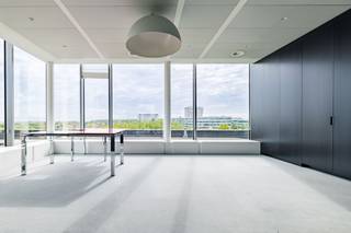 Fenomenaal gelegen kantoren met een oppervlakte van 1.950 m² te huur op amper 450 m van de R0 op- en afrit 6 Vilvoorde-Koningslo, het station...