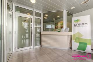 * Op een toplocatie gelegen pand met bewoonbare en werkbare oppervlakte in het centrum van Meulebeke.<br />* Perfect voor wie droomt van een eigen kantoor, winkel of vrij beroep.<br />* Commerciële ruimte: : kantoor van 94 m² met een mooie visibiliteit.<br />* Het woongedeelte : duplex appartement met een bewoonbare oppervlakte van 140 m².<br />* Voor investeerders : handelspand en woonst : twee entiteiten<br />* Gelijkvloers : kantoorruimte, - 2 etalages - keuken - toilet<br />* Duplex appartement : <br />- Gelijkvloers : afzonderlijke ingang - bergplaats (fietsen)<br /> - 1ste verdieping : toilet - open leefruimte met keuken - berging (wasplaats) - balkon (voorkant) - terras (achterkant)<br /> - 2de verdieping : nachthal - 2 slaapkamers - badkamer met toilet<br />* Verwarming : kantoor = accumulatie, appartement = aardgas<br />* EPC kantoorruimte : Label C - (0003871551-KNR-1)<br />* EPC appartement : 191Kwh(m²/jaar) - Label B - (00038715597-RES-1)<br />* Appartement is momenteel verhuurd<br />* Vg/Wg/Gvv/Gvkr/Gmo<br /><br /><br />