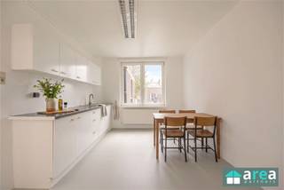 <p><span>Deze lichtrijke duplexwoning op de eerste verdieping op de Antwerpsesteenweg 78 te Hoboken combineert ruimte, comfort en een centrale ligging. Gelegen nabij winkels, scholen, openbaar vervoer en invalswegen geniet u hier van een uitstekende bereikbaarheid naar Antwerpen en omliggende gemeenten.</span></p><p><span>Troeven:</span></p><ul><li><span>4 volwaardige slaapkamers </span></li><li><span>Zeer veel natuurlijke lichtinval </span></li><li><span>Steeds uitstekend onderhouden </span></li><li><span>Geen dringende renovatiewerken vereist </span></li><li><span>Dubbele beglazing </span></li><li><span>Dak en gevels geïsoleerd </span></li></ul><p><span>Indeling:</span><span><br />Via de inkomhal betreedt u de ruime leef- en eetruimte, waar de grote raampartijen zorgen voor een aangename lichtinval. Aansluitend bevindt zich de functionele keuken. De ruime badkamer met douche bevindt zich ook op het eerste verdiep, net als de eerste grote slaapkamer. Op het tweede verdiep beschikt de woning over drie volwaardige slaapkamers, ideaal voor gezinnen of wie extra ruimte wenst voor een bureau of hobbykamer. De woning werd doorheen de jaren met zorg onderhouden.</span></p><p><span>Dankzij de aanwezige isolatie, dubbele beglazing en kwalitatieve afwerking geniet u van een aangenaam wooncomfort zonder dringende renovatiewerken.</span></p><p><span>Voor meer informatie kan u terecht bij Area Partners: info@area.be of 03/284.60.60</span></p>