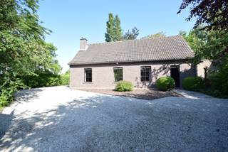 WONTERGEMSTRAAT 16A - 8700 AARSELEDeze ruime en verzorgde woning biedt alles voor comfortabel wonen. De lichtrijke L-vormige leefruimte met open...