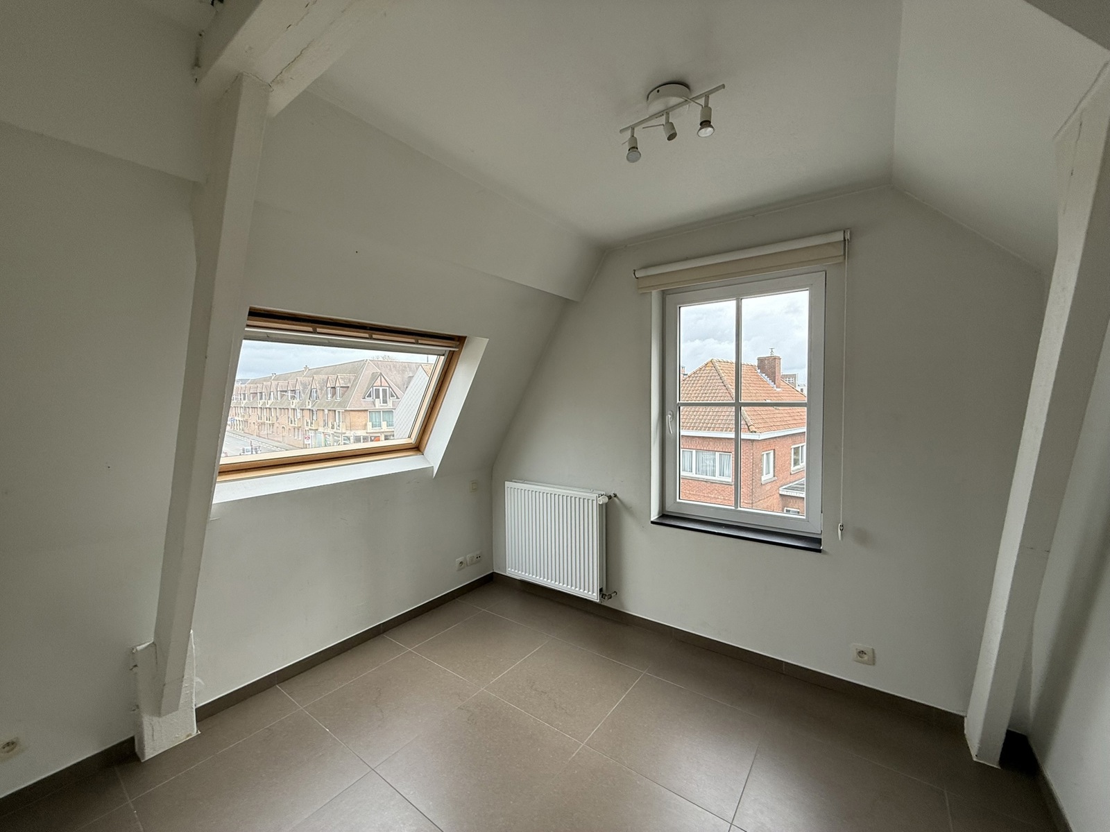 Ruim en lichtrijk duplex appartement op de eerste en tweede verdieping met groot terras in het centrum van Tielt. - foto 4