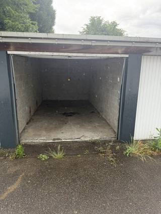 Garage met kantelpoort nummer 12 is onmiddellijk beschikbaar.<br /><br />- Huurwaarborg: €250 (te blokkeren bij Korfine). Indien voor opslag €500 waarborg en dit per garage.<br />- Huurprijs: 80,00 euro per maand<br /><br />Voor meer informatie kan u ons contacteren via verhuur@vastengoed.be of 014/72 73 74.