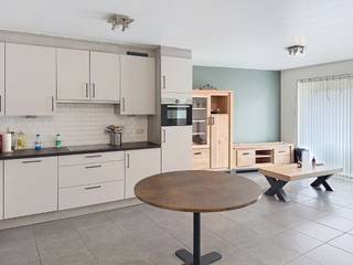 Aangenaam appartement nabij het centrum van Lebbeke<br />Dit aangename appartement is gelegen op de eerste verdieping van een kleinschalig gebouw en is bereikbaar met de lift. Dankzij de ligging nabij het centrum van Lebbeke bevinden winkels, openbaar vervoer en andere voorzieningen zich op korte afstand.<br />Het appartement omvat een lichtrijke woonkamer met open keuken. De keuken is uitgerust met een koelkast, kookvuur, dampkap, vaatwasser en combi-oven.<br />Verder beschikt het appartement over een ruime slaapkamer aan de voorzijde, een tweede, kleinere slaapkamer die eveneens geschikt is als bureau of hobbykamer, een badkamer met douche en lavabo, een apart toilet en een praktische berging.<br />Een autostaanplaats in de garage is beschikbaar aan € 60 per maand.<br />Een praktisch en verzorgd appartement op een gunstige locatie vlak bij het centrum van Lebbeke.<br />Voor meer info mail vero@berno.be of bel 052/20 24 40.