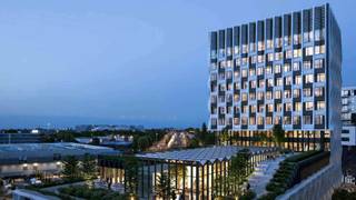 Informatie & Bezoeken: 02/318.18.08 of <span>new</span><span>.brussels</span><span>@weinvest</span><span>.be</span><br />Ontdek het Matisse-project, een moderne residentie met 156 lichte en duurzame appartementen, variërend van studio's tot 3-slaapkamerappartementen.<br />Gelegen in het hart van Evere, biedt het Matisse-project een ideale locatie, dicht bij de Europese instellingen, de luchthaven en het stadscentrum. Geniet van een dynamische buurt met groene ruimtes, winkels, scholen en een uitstekend openbaar vervoersnetwerk.<br />De bewoners hebben toegang tot een terras en een gemeenschappelijke privétuin, ontworpen als een ideale ontspanningsruimte om te genieten van een rustige en aangename levensomgeving in het hart van het project.<br />De interieurs van de Matisse-appartementen zijn ontworpen om optimaal comfort en een ongeëvenaarde levenskwaliteit te bieden. Grote raampartijen zorgen voor uitzonderlijk natuurlijk licht en bieden een prachtig uitzicht over de stad.<br />Het Matisse-project integreert moderne energieoplossingen zoals geothermie en zonnepanelen, waardoor hernieuwbare energie wordt geleverd. Het project maakt geen gebruik van fossiele brandstoffen en legt de nadruk op milieuvriendelijkheid. Energie-efficiëntie staat centraal in het project en zorgt voor een verlaagd energieverbruik, terwijl optimaal comfort wordt gegarandeerd.