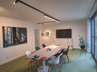 Ready to rent office of approximately 151 m² in a stately building centrally located in Roeselare, surrounded by greenery and equipped with...