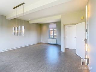 <p><span>Deze charmante woning in Deurne - Diest, een perfecte combinatie van comfort en functionaliteit. Deze ruime woning biedt een bewoonbare oppervlakte van 137m².</span></p><p><span>Goede ligging (dicht bij winkels, openbaar vervoer)</span></p><p><span> </span></p><p><span>Indeling:</span></p><p><span>- Inkomhal met trap naar verdieping 1</span></p><p><span>- Woonkamer en keuken<br />- Terras<br />- Toilet<br />2</span><span><sup>e</sup></span><span> verdieping: <br />- 2 slaapkamers <br />- Dressing/berging<br />- Badkamer met bad - douche in bad</span></p><p><span>- Dressing/berging</span></p><p><span>- 2 autostaanplaatsen: 1 carport + 1 buiten</span></p><p><span>- Buiten berging onder carport</span></p><p><span>De huurprijs bedraagt € 985,00 per maand</span></p><p><span>De woning is instap klaar en onmiddellijk beschikbaar.</span></p><p><span> </span></p><p><span>BEZOEKEN, DAT KAN!</span></p><p><span>Vul de kandidaatstelling in op ImmoDiest.be (onder te huur -> J. Vanzeerstraat 25, Deurne- Diest --> Oranje knop 'Vraag uw bezoek aan').</span></p><p><span>Van zodra wij deze informatie ontvangen hebben, nemen wij contact met u op.</span></p><p><span> </span></p><p><span> </span></p>