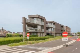 <p>Ontdek deze uitzonderlijk afgewerkte penthouse op een unieke locatie aan het water in Willebroek. Dankzij de grote raampartijen baadt het appartement de hele dag in natuurlijk licht en geniet u van een prachtig ruimtelijk gevoel.</p><p>Via de ruime inkomhal, voorzien van een stijlvolle ingebouwde vestiairekast, betreedt u deze luxueuze woonst. De lichtrijke leefruimte vormt het hart van de penthouse en geeft rechtstreeks uit op het royale, zuidgerichte terras waar u in alle rust kunt genieten van zon en uitzicht op het water. De leefruimte is afgewerkt met hoogwaardige parketvloeren, maatwerk kasten en een elegante ingebouwde gashaard die zorgt voor extra sfeer en comfort.</p><p>Aansluitend bevindt zich de open, volledig geïnstalleerde leefkeuken die naadloos overgaat in de woonruimte. Deze moderne keuken is uitgerust met kwalitatieve toestellen en beschikt bovendien over een geïntegreerde wijnkoeler, ideaal voor liefhebbers van gastronomie en gezelligheid.</p><p>De penthouse biedt twee volwaardige slaapkamers en een aparte walk-in dressing. De klasse volle badkamer is voorzien van een ligbad, ruime inloopdouche en een stijlvolle lavabo met hoogwaardig badkamermeubel.</p><p>Verder beschikt de woning over een praktische berging en een afzonderlijk gastentoilet.</p><p>Deze exclusieve penthouse combineert een toplocatie aan het water met een hoogwaardige afwerking, royale leefruimtes en een overvloed aan natuurlijk licht. Een unieke woonkans voor wie op zoek is naar comfort, luxe en uitstraling op een uitstekende locatie in Willebroek.</p><p></p><p>Het appartement is uiterlijk 1 december 2026 beschikbaar. <br />Stedenbouwkundige inlichtingen aangevraagd. </p><p>Dit pand wordt verkocht onder het stelsel van erfpacht. U koopt het appartement, kelderberging en autostaanplaats zelf, maar huurt de ondergrond. De canon (jaarlijkse vergoeding voor de grond) bedraagt +/- 1200€/jaar. Het erfpachtcontract loop tot en met 17/03/2107.</p>
