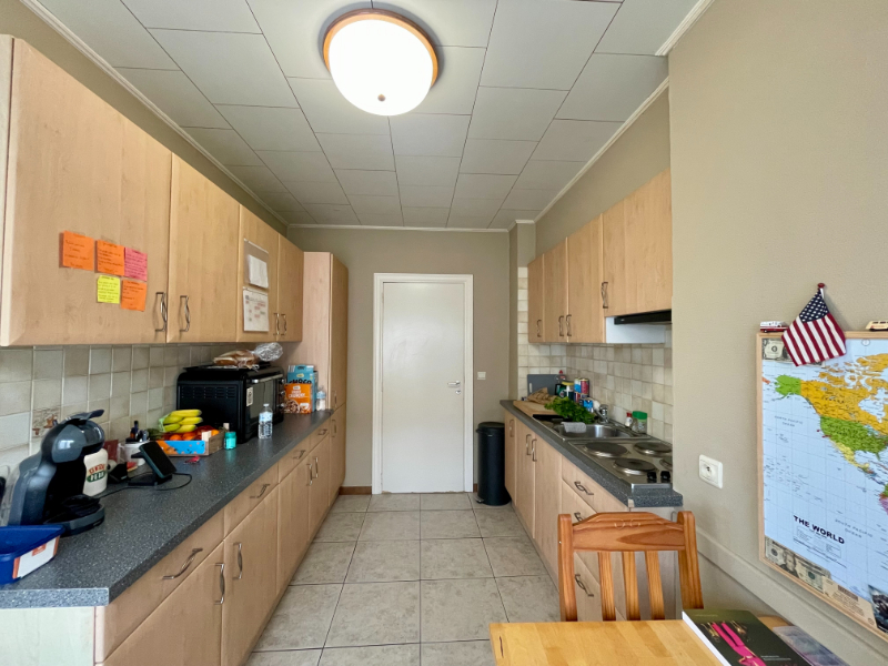 GELIJKVLOERS APPARTEMENT MET TWEE SLAAPKAMERS, TUIN EN GARAGE TE HUUR - foto 5