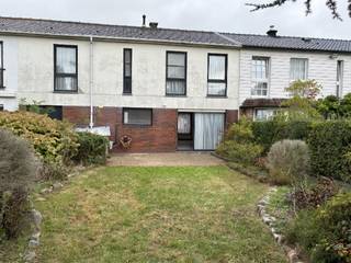 Deze gezinswoning geniet van een aangename ligging aan de stadsrand en bevindt zich op een hoekperceel, waardoor de woning omringd wordt door een mooie tuin. De woning beschikt over een ruime en lichtrijke leefruimte, dankzij de grote ramen die zorgen voor een aangename natuurlijke lichtinval. Verder zijn er een keuken, badkamer en drie slaapkamers. Een absloute troef is de ruime tuin, ook achteraan. De woning is deels te renoveren en biedt hierdoor de mogelijkheid om ze verder naar eigen smaak en wensen in te richten. De woning wordt aangeboden met een biedingssysteem volgens COVAST.
