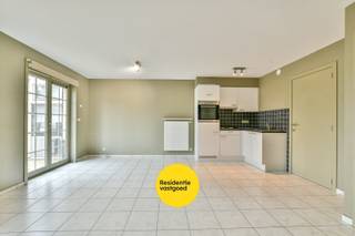 Ontdek dit instapklare gelijkvloers appartement gelegen op een toplocatie, op wandelafstand van strand, zee.<br /><br />Dit recente appartement combineert moderne afwerking met praktisch comfort. Dankzij de energiezuinige installaties (centrale verwarming op aardgas, dubbel glas en een gunstig EPC-label B) geniet je van lage energiekosten.<br /><br />Binnenin verwelkomt een lichtrijke leefruimte je met een open keuken die volledig uitgerust is met toestellen. Twee volwaardige slaapkamers bieden toegang tot het zonnig terras. De badkamer met douche en lavabomeubel en een handige berging met cv-installatie zorgen voor extra comfort en praktische opbergruimte.<br /><br />Verder beschikt het appartement over elektrische rolluiken, pvc-ramen met dubbel glas en tegelvloeren in alle ruimtes – onderhoudsvriendelijk en stijlvol.<br /><br />Of je nu op zoek bent naar een vaste woonst, een tweede verblijf aan zee of een investering met potentieel, dit appartement heeft het allemaal.<br /><br />Mis deze kans niet en plan vandaag nog je bezoek! <br />Neem voorsprong met een vrijblijvende en gratis schatting van uw eigendom via: http://www.residentievastgoed.be/gratisonlineschatten<br /><br />EPC: 150 kWh/m² - Label B