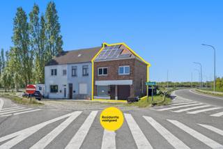Deze hoekwoning in Zandvoorde (Oostende) met een perceel van 215 m² heeft 2 ruime slaapkamers en een derde kamer die dienst kan doen als bureau of logeerkamer. De ruime zuidgerichte tuin is toegankelijk via een zijpoortje en vanuit de woning via de veranda.<br /><br />De woning is volledig gerenoveerd in 2020 en is voorzien van een centrale verwarming die gestuurd wordt door een houtkachel en/of pelletkachel. Laat je dus niet afschrikken door zijn slechter EPC-Label. Dit heeft vooral te maken met het ontbreken van voldoende isolatie in de gevel.<br />Dankzij de 20 zonnepanelen geniet je bovendien van een lagere energiekost. Op de verdieping bevinden zich twee volwaardige slaapkamers, een praktische kamer/bureau en een ingerichte badkamer ingericht als met een whirlpool-ligbad, hammam-stoomcabine en regendouche.<br /><br />Voor de woning kan er geparkeerd worden maar deze woning beschikt ook over een ruime garage met elektrische sectionale poort.<br /><br />Deze woning wordt afgeleverd met een blanco-keuring elektriciteit. <br /><br />Wie verdere vragen heeft of een bezoek ter plaatse wenst mag ons altijd bellen op 059 250 590.