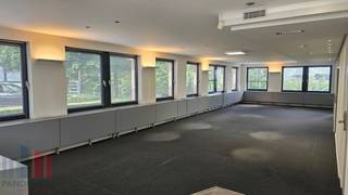 Kantoor met een totale oppervlakte van 513 m² gecombineerd met een opslagruimte van 80 m² te huur op een strategische toplocatie in Zaventem, vlakbij de R0 en E40.<br />Dankzij de uitstekende ligging nabij de Leuvensesteenweg (N2) en het Woluwedal (R22), op amper 2,4 km van de op- en afrit 4 Diegem-Woluwelaan, geniet deze site van een vlotte verbinding naar het knooppunt E40/R0 en de ruime Brusselse regio. Ook met het openbaar vervoer is het pand vlot bereikbaar dankzij een goede busverbinding van en naar het station van Diegem, gelegen op slechts 3 km afstand.<br /><br />De kantoorruimte is verdeeld over 253 m² op het gelijkvloers en 260 m² op de eerste verdieping. De ruimtes bestaan uit vergaderzalen en afzonderlijke kantoren, waardoor een aangename en professionele werkomgeving ontstaat.  Daarnaast zijn de ruimtes uitgerust met dubbele beglazing, energiezuinige ledverlichting, een kwalitatieve vloerafwerking en moderne technieken, waardoor het pand volledig instapklaar is voor diverse professionele activiteiten.<br /><br />Bovendien zijn de kantoren opsplitsbaar in twee afzonderlijke ruimtes van 253 m² en 260 m² wat extra flexibiliteit biedt voor verschillende bedrijfsactiviteiten of meerdere gebruikers.<br /><br />Daarnaast beschikt het gebouw over een praktische opslagruimte van 80 m² met een sectionale poort, ideaal voor stockage of archiefruimte. De site biedt bovendien ruime parkeermogelijkheden voor medewerkers en bezoekers.<br /><br />Contacteer<strong> PANORAMA B2B</strong> voor bijkomende informatie, gedetailleerde plannen of een vrijblijvend plaatsbezoek:<strong> 0477 09 00 09</strong>.