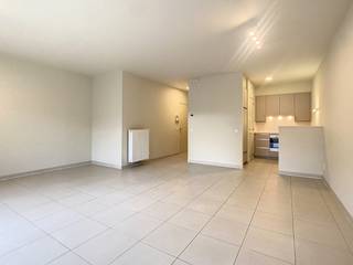 <strong>CENTRAAL </strong>gelegen appartement in een modern kader met een<strong> MOOIE AFWERKINGSGRAAD</strong> te Leupegem! Nabij winkels, scholen, centrum, N60 en op wandelafstand van een prachtig natuurdecor ('t Spei)!<br /><br />De <strong>INDELING </strong>gaat als volgt: inkomhall met vestiaire, afzonderlijk gastentoilet, lichtrijke woonkamer met open ingerichte keuken, berging/wasplaats, badkamer en <strong>2 SLAAPKAMERS</strong>. De onderhoudsvriendelijke <strong>TUIN</strong> biedt hier alvast een zekere garantie op <strong>RUST EN PRIVACY</strong>!<br /><br />Extra troef: een <strong>AUTOSTAANPLAATS </strong>in de ondergrondse garage en een gemeenschappelijke fietsenberging!<br /><br /><em>Opmerking: Dit appartement is geschikt voor maximum 2à3 personen! Omdat je financieel comfortabel zou kunnen huren wordt de volgende basisregel gehanteerd 785 euro x 3 = 2355 euro</em><br /><br /><strong>Adres: </strong>Leupegemstraat 44 bus 0101 - Oudenaarde<br />Beschikbaar vanaf 1 mei 2026 (vroeger mogelijk)<br />Huurprijs: €785/maand + €60 syndic/maand<br />EPC: 105 kWh/m² - UC: 3087564