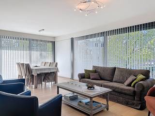Ontdek dit licht en knus appartement op de eerste verdieping (met lift) van een modern complex, een stekje waar comfort en kwaliteit centraal staan. Dankzij de grote raampartijen geniet u de hele dag van een aangename natuurlijke lichtinval en een prachtig zicht op een groene, rustgevende omgeving. Het appartement is zeer kwalitatief afgewerkt en beschikt over een mooie leefruimte die naadloos aansluit op de open, geïnstalleerde keuken. Deze beide ruimtes worden omarmd door het terras, waar u de hele dag door kan genieten van de zon en dit te midden van veel groen. Qua indeling omvat het appartement verder een inkomhal met vestiairemogelijkheid, een toilet, twee volwaardige slaapkamers (13m² - 10m²), badkamer met ligbad en een praktische berging. Een instapklaar appartement met een harmonieuze combinatie van licht, gezelligheid en een uiterst verzorgde afwerking — een unieke kans voor wie comfortabel en stijlvol wil wonen in een groene, doch centrale omgeving. Het appartement bevindt zich namelijk nabij alle nodige voorzieningen en op een boogscheut van centrum Heist-op-den-Berg. Ondergrondse autostaanplaats en berging inclusief. Stedenbouwkundige inlichtingen in aanvraag.