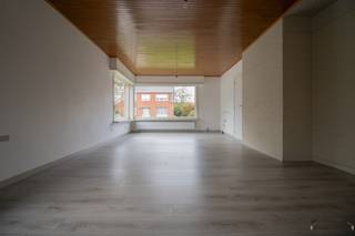 Cette maison spacieuse et entièrement rénovée avec jardin et garage est située dans une rue calme près du centre de Wechelderzande. La maison...