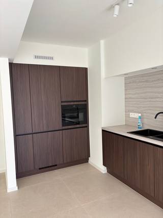 Volledig gerenoveerd appartement met drie slaapkamers gelegen te Mariakerke. Het appartement is afgewerkt met kwaliteitsvolle materialen. Lichtrijke ruime living met open ingerichte keuken voorzien van alle toestellen. De badkamer is met een inloopdouche en badkamermeubel, toilet is apart. Terras achteraan. U bent vlak aan het openbaar vervoer en op wandelafstand van het strand en alle winkels. Het voorschot voor de algemene delen komt op € 60 per maand. Het appartement is onmiddellijk vrij. Vraag gerust een bezoek aan om dit pareltje te bezichtigen