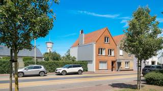 Vlakbij het centrum van Knokke bevindt zich deze te renoveren woning met drie slaapkamers. Dankzij haar uitstekende ligging geniet u van een vlotte verbinding naar alle voorzieningen die Knokke te bieden heeft, terwijl u tegelijkertijd kunt genieten van een aangename woonomgeving.De woning beschikt over een zonnige tuin waar u in alle rust kunt ontspannen en genieten van de buitenlucht. Daarnaast is er een ruime garagebox aanwezig, wat niet alleen zorgt voor extra parkeergelegenheid, maar ook voldoende ruimte biedt voor fietsen, opslag of hobbyactiviteiten.Op wandel- en fietsafstand bevinden zich onder meer Duinenwater, de bruisende Lippenslaan met haar talrijke winkels, restaurants en gezellige terrasjes, evenals Park 58. Ook het strand van Knokke-Heist ligt vlakbij, waardoor u op elk moment kunt genieten van de zee, de natuur en de unieke sfeer van de kust.Ideaal voor wie op zoek is naar een huis met veel potentieel in Knokke-Heist. Wens jij meer informatie of bezoek? Neem dan contact met de dossierverantwoordelijke Arne Vandierendonck via 0493 25 35 85 of arne.vandierendonck@dewaele.comDit pand is onderworpen aan de renovatieverplichting van de Vlaamse overheid voor residentiële gebouwen (behoudens bij sloop binnen 5 jaar na de aankoop). Consulteer voor meer informatie de website van het Vlaams Energie- en Klimaatagentschap via https://www.vlaanderen.be/een-woning-kopen/renovatieverplichting-voor-residentiele-gebouwenBestuursmaatregelen in het maatregelenregister: nee