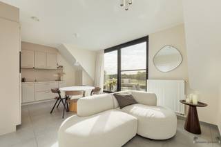 <h2><span>Cet appartement particulièrement agréable et élégant, situé au troisième et dernier étage, offre un bel équilibre entre lumière, espace et confort. La terrasse ensoleillée orientée sud-est est un atout indéniable, idéale pour profiter du soleil en toute tranquillité. L'appartement bénéficie par ailleurs d'un agencement pratique comprenant une cuisine entièrement équipée, une salle de bains avec une grande douche à l'italienne et des toilettes séparées. Les espaces de rangement ne manquent pas non plus grâce au grand grenier, au débarras au rez-de-chaussée et à la place de parking couverte. Label EPC A, 100 kWh/m²/an. </span></h2><h2><span>Atouts :</span></h2><ul><li><span>Troisième et dernier étage.</span></li><li><span>Grande terrasse ensoleillée orientée sud-est.</span></li><li><span>Grand grenier de rangement.</span></li><li><span>Espace de rangement au rez-de-chaussée.</span></li><li><span>Place de parking couverte incluse.</span></li><li><span>Cuisine élégante équipée d'appareils électroménagers.</span></li><li><span>Salle de bains avec grande douche.</span></li><li><span>Toilettes séparées.</span></li><li><span>Très économe en énergie.</span></li><li><span>Label EPC A.</span></li><li><span>Consommation d'énergie : 100 kWh/m² par an.</span></li></ul><p><span>Un appartement très bien entretenu qui se distingue par son confort de vie, sa fonctionnalité et son efficacité énergétique.</span></p>