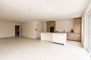 <p><strong>Energiezuinige nieuwbouwwoning met 5 slaapkamers te Oostmalle</strong></p>
<p>Deze <strong>ruime nieuwbouwwoning</strong> te Oostmalle combineert hedendaags wooncomfort met een praktische indeling en <strong>uitstekende energieprestaties (EPC A+)</strong>. Met 4 volwaardige slaapkamers en de mogelijkheid tot een <strong>5de slaapkamer</strong> is dit de ideale gezinswoning.</p>
<p>Op het gelijkvloers bevinden zich een ruime inkomhal met gastentoilet, een <strong>lichtrijke woonkamer</strong> met aansluitende eetruimte en een open keuken met kookeiland. De praktische bijkeuken/berging en <strong>inpandige garage</strong> zorgen voor extra comfort.</p>
<p>De eerste verdieping telt <strong>3 ruime slaapkamers</strong>, een afzonderlijk toilet en een royale badkamer met een ligbad, douche en dubbele wastafel. Op de tweede verdieping bevindt zich een <strong>polyvalente ruimte van ca. 26 m²</strong>, perfect als vierde slaapkamer, hobbykamer of bureau. Deze ruimte kan bovendien worden opgesplitst, waardoor <strong>5 slaapkamers</strong> mogelijk zijn.</p>
<p>De woning voldoet aan alle hedendaagse normen voor <strong>energiezuinig wonen</strong> en beschikt over <strong>zonnepanelen, warmtepomp, ventilatiesysteem type D, HR-beglazing, vloerverwarming op alle verdiepen en een regenwaterput</strong>.</p>
<p>Een <strong>energiezuinige en toekomstgerichte nieuwbouwwoning</strong> met veel ruimte en een flexibele indeling, ideaal voor gezinnen die comfortabel willen wonen in Oostmalle.<br /><br />De totale aankoopprijs bedraagt <strong>€ 692.890</strong> (zeshonderdtweeënnegentigduizend achthonderdnegentig euro). <br /><br />Deze prijs is als volgt opgesplitst:<br />o het grondaandeel € 220.000 (tweehonderdtwintigduizend euro), onderworpen aan het regime van 12% registratierechten.<br />o de constructies € 369.000 (driehonderdnegenenzestigduizend euro), te vermeerderen met 21% BTW.</p>