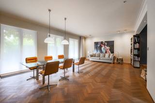 <p>De ruime inkomhal heet je welkom met een vestiaire en apart gastentoilet. En vanaf daar ontvouwt de woning, met zijn 338m2 bewoonbare oppervlakte, zich stukje bij beetje.<br />Eerst is er die indrukwekkende leefruimte.<br />Groot? Zonder twijfel. Maar vooral warm dankzij de prachtige visgraatparket, het daglicht en het zicht op de groene tuin.</p>
<p>De woonkamer in L-vorm vloeit bovendien mooi over in een gezellige zithoek. Ideaal voor een rustige filmavond, een goed boek of gewoon om even weg te kruipen terwijl de rest van het gezin nog gezellig napraat aan tafel.</p>
<p>De keuken ligt apart, en dat is hier alleen maar een troef. Ze is ruim, stijlvol en duidelijk ontworpen om echt in te leven. Terwijl de ene staat te koken aan het royale kookeiland, schuiven de anderen al aan tafel om huiswerk te maken, of eerder om een glaasje te drinken, een babbeltje te doen,... Dankzij de grote raampartijen en het zicht op het groen voelt deze ruimte licht en uitnodigend aan. Een plek waar ontbijt op zondag moeiteloos overgaat in een lange koffieklets<br />Achter de keuken wacht nog een verrassend handige extra ruimte. Vandaag doet ze dienst als speelkamer, maar dankzij de aparte douche en lavabo is ze goud waard voor actieve gezinnen. Modderige scoutschoenen, een voetbaltraining of een namiddag ravotten in de tuin? Even afspoelen en pas daarna het huis in. Natuurlijk leent deze ruimte zich evengoed perfect als bijkeuken, hobbyruimte of praktische berging.</p>
<p>En zodra de zon zich laat zien, verhuis je naar...buiten.<br />De tuin rondom de woning biedt precies wat je hoopt te vinden bij een vrijstaande villa: rust, privacy en meer dan voldoende plaats voor lange zomeravonden, spelende kinderen en een comfortable lounge.</p>
<p>Op de eerste verdieping wachten vier bijzonder ruime slaapkamers en twee volwaardige badkamers.</p>
<p>De master bedroom verdient daarbij een apart hoofdstuk.<br />Hier voelt wakker worden een beetje alsof je in een boetiekhotel verblijft. Een royale dressing met ingemaakte kasten zorgt voor alle comfort, terwijl de ensuite badkamer met ligbad, inloopdouche, een eigen toilet en warme afwerking heerlijke hamam-vibes oproept.</p>
<p>De overige slaapkamers zijn stuk voor stuk volwaardige kamers waar kinderen of gasten zich onmiddellijk thuis voelen.<br />Op de ruime overloop werd bovendien een stijlvolle thuiswerkplek gecreëerd. Dankzij de vide en de lichtinval voelt dit allesbehalve aan als een verloren hoekje, maar eerder als een praktisch en sfeervol plekje.</p>
<p>De woning werd stijlvol gerenoveerd, beschikt over een garage met laadpaal, een ruime zolder en een degelijke betonnen constructie. De vele ingemaakte kasten zorgen ervoor dat ook het dagelijkse leven hier bijzonder comfortabel verloopt.</p>
<p>En dan is er natuurlijk nog de ligging.<br />Elsdonk behoort al jarenlang tot de meest gegeerde woonbuurten van Wilrijk. Rustig, groen en residentieel, maar tegelijk verrassend dichtbij scholen, winkels, sportclubs en belangrijke invalswegen. En deze villa? Die ligt ook nog eens in een<strong> </strong>gezellige doodlopende straat. Een straat waar auto's eerder uitzondering dan regel zijn en kinderen buiten spelen. Een klein detail misschien... maar eentje dat je elke dag opnieuw weet te appreciëren.</p>
<p>Troeven:<br />- Vrijstaande villa op een mooi perceel (727m2)<br />- Gelegen in het gegeerde Elsdonk<br />- Stijlvol gerenoveerd<br />- Prachtige visgraatparket<br />- Zeer ruime leefruimte<br />- Mooie leefkeuken<br />- Luxueuze master met dressing en ensuite badkamer<br />- Garage met laadpaal<br />- Betonnen constructie<br />- Mooie tuin rondom de woning<br />- Ingemaakte kasten<br />- Ruime zolder<br /><br />Wg, Gvkr, Vv, Gmo, Geen overstromingsgevoelig gebied, geen worg</p>