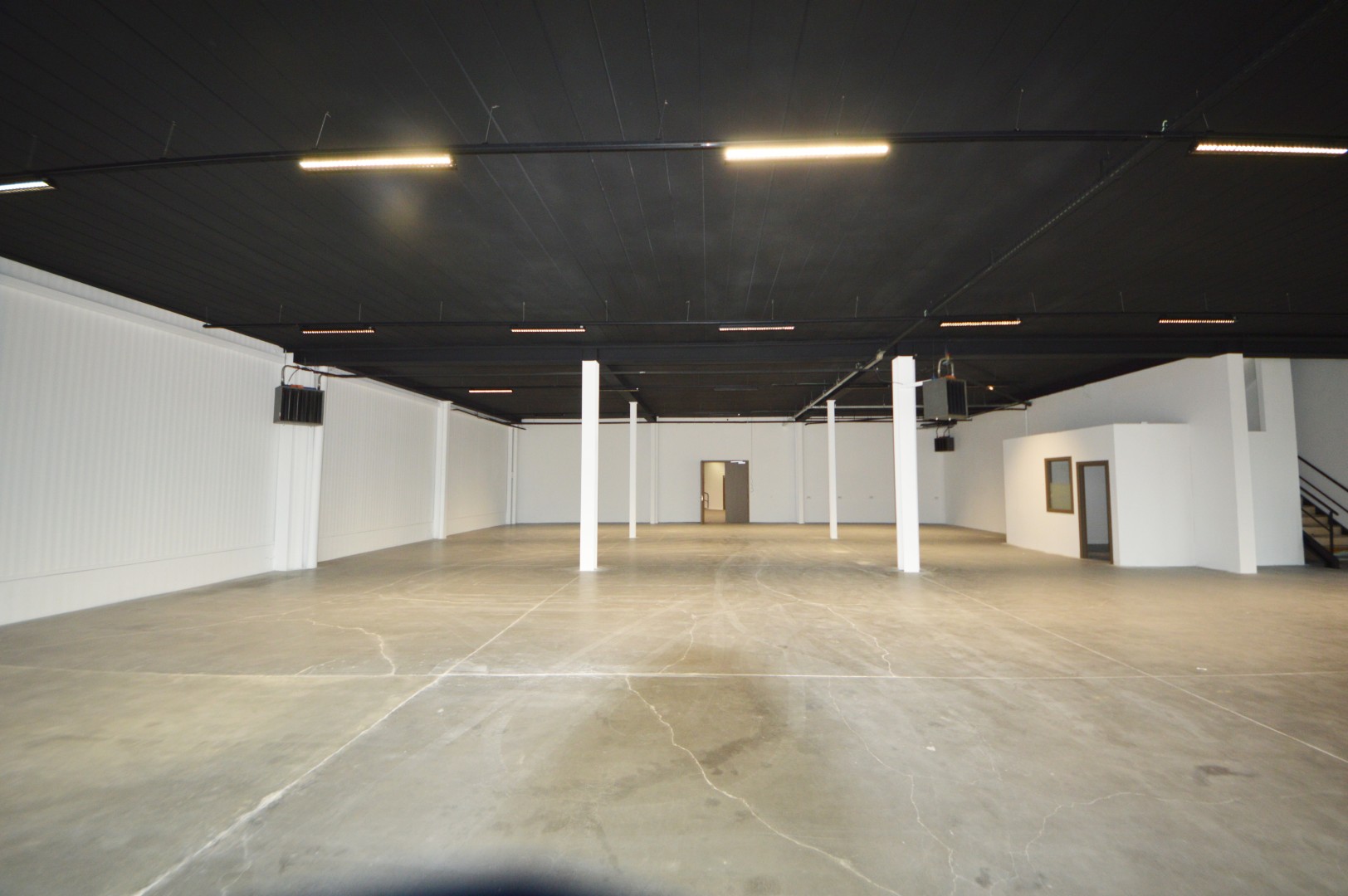 COMMERCIEEL GEBOUW BAANLOCATIE MET PARKING NABIJ MCDONALDS - foto 5