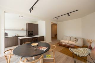 Op zoek naar een stijlvol gerenoveerd appartement met terras op toplocatie? Welkom bij HARMONIE!Op de 4e verdieping van een gebouw met lift vind je...
