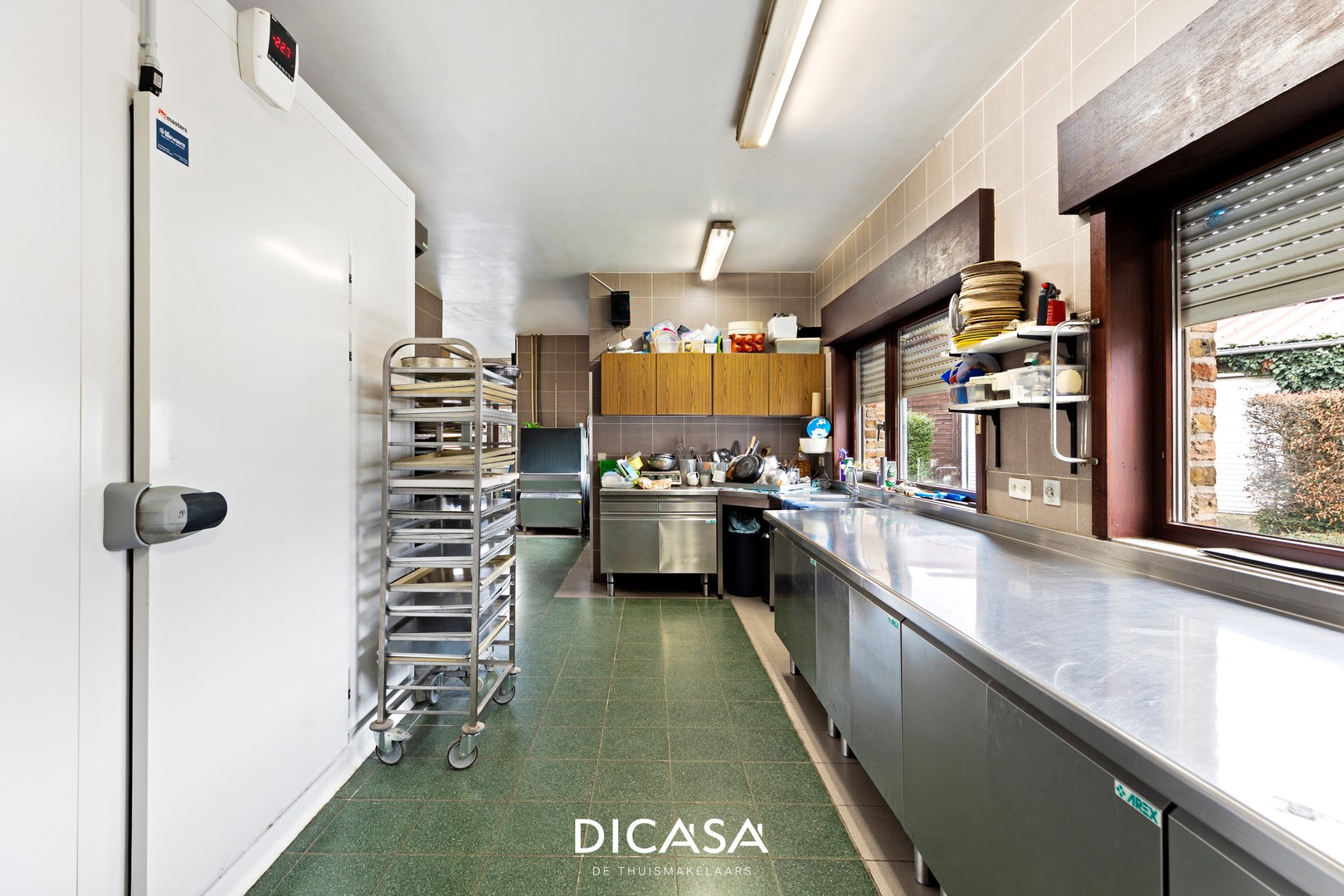 Handelspand met woonst, loods en 4 garages op een ruim perceel van 1.043m² - foto 4