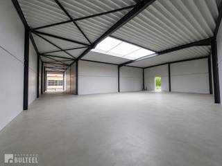 Ruim nieuwbouwmagazijn van 225m2, gelegen in de Grote Heimelinkstraat te Sint-Niklaas. De strategische ligging zorgt voor een uitstekende bereikbaarheid en een vlotte verbinding naar de E17. Het magazijn (unit 3) is momenteel in opbouw en zal naar verwachting klaar zijn vanaf 1 oktober 2026. De visualisaties die in deze advertentie werden gebruikt, geven een beeld van de toekomstige toestand van het magazijn en dienen ter illustratie. De unit beschikt over een vrije hoogte van 4,5 meter en een poort van 3,3 meter breed en 3,6 meter hoog. De unit is verder uitgerust met een toilet, regenwater, een lichtstraat voor natuurlijke lichtinval, een elektrische aansluiting van 3 x 380V en internet. De huurprijs bedraagt € 1.350 per maand, exclusief btw. Interesse in deze ruime nieuwbouwunit? Contacteer ons gerust voor meer informatie of een bezoek ter plaatse.