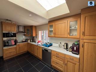 <p><span>WONING MET 5 SLAAPKAMERS EN STADSTUINTJE.</span></p><p><span>Richtprijs : 199.000 euro</span></p><p><span>Toffe woning voor jonge mensen.</span></p><p><span>Op de benedenverdieping : inkomhal, living, eetkamer en berging.</span></p><p><span>Op de 1ste verdieping zijn er 2 slaapkamers en de badkamer.</span></p><p><span>Op de 2de verdieping bevinden er zich nog 3 kamers.</span></p><p><span>Achteraan de woning is er een tuintje dewelke ook toegankelijk is via een toegang achteraan de tuin.</span></p><p><span>EPC : E.</span></p><p><span>Electriciteit conform AREI.</span></p><p><span>Stedenbouwkundig uittreksel/inlichtingen in aanvraag!</span></p><p><span>Voor meer info of bezoek bel 0475/51.40.73 of e-mail naar louis@svena.be.</span></p><p><span> </span></p><p><span>Deze gegevens zijn louter informatief en wij kunnen niet aansprakelijk gesteld worden voor eventuele onjuistheden.</span></p><p><span>De bewoonbare oppervlakte is slechts indicatief.</span></p>