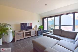 Immo Groot Leeuw vous propose ce duplex situé aux 1er et 2e étages, en plein centre de Ruisbroek.Au 1er étage, vous trouverez un hall d’entrée, des...