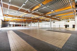 This commercial site currently comprisesGROUND FLOOR:- free floor space of approx. 2,800 m²- clear height under the rafters in the building is...