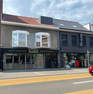 <strong>Handelspand van ca. 330 m² in het winkelcentrum van Mol</strong><br /><br />Bent u op zoek naar een commerciële toplocatie in het hart van Mol? Dan is dit gelijkvloerse handelspand van <strong>ca. 330 m²</strong> zeker een bezoek waard.<br /><br />🌸 <strong>Tot voor kort was dit pand ingericht als bloemenzaak</strong> en vandaag is deze inrichting nog volledig aanwezig.<br />Vooraan vindt u een ruime en lichtrijke winkelruimte met grote etalages, terwijl achteraan een praktische opslagruimte voorzien is. Ideaal voor stock of als werkruimte.<br /><br />✨ Dankzij de open indeling kan het pand eenvoudig aangepast worden aan uw eigen concept.<br />Hoewel het momenteel perfect geschikt is voor een bloemenzaak, zijn ook tal van andere handelsactiviteiten hier mogelijk.<br /><br />💄 Op deze locatie was vroeger jarenlang een parfumerie gevestigd, waarbij achteraan ook ruimtes voorzien waren voor gelaatsverzorgingen en behandelingen.<br />Dit benadrukt de veelzijdigheid van het pand en de verschillende commerciële mogelijkheden.<br /><br />Indeling<br />✔️ Ruime winkelruimte met grote etalages<br />✔️ Achterliggende opslagruimte<br />✔️ Praktische werkruimte<br />✔️ Sanitaire voorzieningen<br />✔️ Airco<br /><br />📍 Gelegen in het winkelcentrum van Mol. U geniet hier van een uitstekende zichtbaarheid en een constante passage van winkelend publiek.<br /><br />📞 Interesse? Contacteer ons vrijblijvend voor meer informatie of plan een bezichtiging.