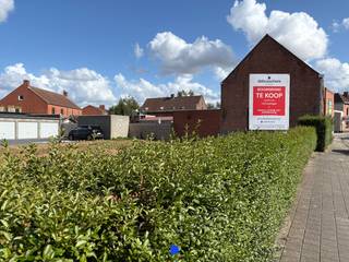 Deze locatie biedt opportuniteiten voor verschillende invullingen.<br /><br />Volgens de visie van Stad Roeselare lijkt zowel een residentiële ontwikkeling (1 à 2 woningen) als een praktijk- of kantoorfunctie met bedrijfswoning bespreekbaar steeds onder voorbehoud van een omgevingsvergunning.<br /><br />De oppervlakte van het perceel zal na opmeting bij benadering 575 m² bedragen.<br /><br /><strong>Contact:</strong><br />Voor meer informatie contacteer Stijn op 0491 61 42 19 of info@stijndebusschere.be<br />