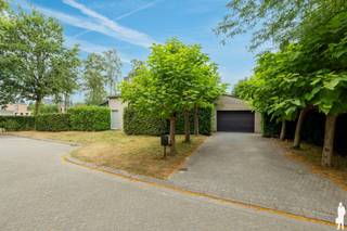 Op een <strong>uitstekende locatie</strong> nabij het centrum van <strong>Hoogstraten</strong>, in een <strong>doodlopende straat </strong>gelegen vrijstaande <strong>gelijkvloerse villa</strong> op ca. 1.030m². <br /><br /><span><strong>INDELING:</strong></span><br />- Inkomhal met gastentoilet <br />- Ruime living op<strong> parket</strong> met dubbelzijdige <strong>open haard</strong> en aansluitende veranda<br />- Vide in te richten naar wens<br />- <strong>Keuken</strong> <br />- Bijkeuken/ wasplaats<br />- 4 slaapkamers <br />- <strong>Dressing/ bureau/ bergruimte</strong><br />- Badkamer met ligbad, douche, twee wastafels en toilet<br />- Inpandige garage met sectionale poort<br /><br />Ruime <strong>tuin</strong> met 2 terrassen waarvan 1 overdekt en een tuinhuis.