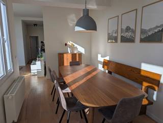 Instapklaar, lichtrijk appartement in Zurenborg<br /><br />Beschikbaar vanaf eind maart 2026 (richtdatum - bespreekbaar)<br /><br />Sfeervol appartement op de derde verdieping van een kleinschalig en volledig gerenoveerd gebouw (2014-2015), gelegen in de charmante Zurenborgwijk te Antwerpen.<br /><br />Indeling: inkomhal, twee slaapkamers, ruime lichte Zuid-gerichte leefruimte met grote raampartijen die volledig open kunnen, open keuken met ingebouwde koelkast, vaatwasser en combi-heteluchtoven, centrale eetkamer, berging, badkamer met dubbele wastafel, regendouche en handdoekdroger, apart toilet.<br /><br />Het appartement is volledig afgewerkt met een doorlopende parketvloer.<br />De bergruimte biedt plaats en aansluitingen voor wasmachine, droogkast, extra koelkast en bijkomende opbergmogelijkheden.<br /><br />Bijzonderheden:<br />⦁ Toplocatie op 5min. wandelen van de bruisende Dageraadplaats, het Centaal Station van Antwerpen &amp; het stadspark<br />⦁ Vlakbij openbaar vervoer en verschillende uitvalswegen<br />⦁ Lift aanwezig<br />⦁ Hoge plafonds<br />⦁ Privatieve kelder<br />⦁ Laag kadastraal inkomen<br />⦁ Kleinschalig gebouw: 1 appartement per verdieping in een gebouw met 5 verdiepingen + gelijkvloers<br /><br />Geïnteresseerd? Zondag 23 november en zaterdag 29 november organiseren we twee kijkdagen.<br />Inplannen van een bezoek kan via vandennestlei20.3@gmail.com