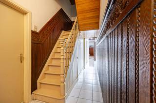 Charmante woning gelegen in het centrum van Oedelem, centraal voor winkels, scholen en openbaar vervoer. Op het gelijkvloers: ruime inkomhall...