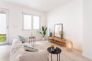 Luxueus gerenoveerd duplexappartement met tuin in hartje Antwerpen! Deze stijlvolle totaalrenovatie omvat vier woonunits met hoogwaardige afwerking en hedendaags comfort, midden in de stad. Gelegen in de levendige en populaire Tolstraat, op wandelafstand van het Zuid, winkels, horeca en cultuur. Toch geniet je hier van rust, gecombineerd met uitstekende mobiliteit dankzij openbaar vervoer en uitvalswegen. Het duplexappartement (ca. 120 m²) beschikt over twee ruime slaapkamers, een privatieve tuin (28 m²) én een terras (6 m²). De lichtrijke leefruimte op het gelijkvloers heeft een gastentoilet, berging en toegang tot de tuin. Op de eerste verdieping bevinden zich de eetruimte, moderne keuken met kwaliteitsmaterialen, badkamer met inloopdouche, toilet en lavabo, berging en twee slaapkamers. <br />Belangrijkste troeven: Elektriciteit conform, asbestveilig, vloerverwarming, lage algemene kosten, gemeenschappelijke fietsen- en vuilnisberging<br />Verplichte vermeldingen: EPC: 80 kWh/m², P-score: D & G-score: D, Vg – Wche – Gmo – Gvkr – Gvv