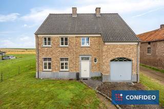 Deze ruime woning bevindt zich op een aangenaam zuidoostgericht perceel. De ligging is rustig, maar tegelijk uiterst praktisch: u woont op korte afstand van Tongeren, Borgloon en de E40.<br /><br />Het gelijkvloers bestaat uit een inkomhal, een lichtrijke leefruimte, een ingerichte keuken, een afzonderlijk toilet, een wasruimte met douche en een inpandige garage. De woning is bovendien volledig onderkelderd, ideaal voor extra bergruimte of hobby’s.<br /><br />Op de eerste verdieping bevinden zich een ruime nachthal, vier grote slaapkamers, een badkamer en een separaat toilet. De zolder is bereikbaar via een uittrekbare trap en kan dienen als bijkomende opslagruimte.<br /><br />De woning beschikt momenteel over een EPC-label D, maar door de zoldervloer te isoleren kan dit eenvoudig verbeterd worden naar label C.<br /><br />Contacteer ons voor meer informatie of een bezichtiging!