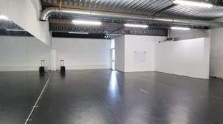 Bent u op zoek naar een veelzijdige ruimte met tal van mogelijkheden?<br />Deze polyvalente handelsruimte van 431 m², gunstig gelegen nabij centrum Roeselare, biedt een uitstekende opportuniteit voor uiteenlopende activiteiten.<br />De ruimte is momenteel ingedeeld in twee afzonderlijke danszalen, aangevuld met een ontvangstruimte die perfect kan dienen als onthaal of wachtruimte. Daarnaast beschikt het pand over gescheiden sanitair voor dames en heren, beide voorzien van een douche, evenals meerdere opbergruimtes.<br /><br />Dankzij de flexibele indeling leent deze locatie zich niet alleen uitstekend voor dans-, sport- of bewegingsactiviteiten, maar ook voor onder meer:<br />- Personal training of fitness<br />- Yoga- of pilatesstudio<br />- Groepslessen en workshops<br />- Praktijk- of opleidingsruimte<br />- Opslag of magazijnfunctie<br />- Diverse commerciële of recreatieve activiteiten<br /><br />De combinatie van een ruime oppervlakte, een praktische indeling en een vlot bereikbare ligging maakt dit pand een ideale keuze voor ondernemers die op zoek zijn naar een functionele en veelzijdige locatie.<br />Interesse of wenst u een bezoek ter plaatse? Neem gerust contact op voor meer informatie.