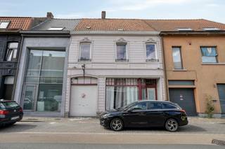 Plan je bezoek en ontdek dit ruime huis boordevol mogelijkheden op een centrale ligging in Izegem!<br /><br />Dankzij de praktische indeling, de ruime kamers en de gezellige houthaard geniet je hier van een aangename woning op een centrale locatie.<br /><br />Het huis is als volgt ingedeeld:<br /><br />Gelijkvloers:<br />- Inkomhal met polyvalente ruimte, ideaal als bureau of hobbyruimte<br />- Gezellige leefruimte met sfeervolle houthaard<br />- Volledig uitgeruste keuken <br />- Praktische berging met aansluiting voor wasmachine<br />- Grote aparte berging met extra opbergruimte<br />- Kelder<br /><br />1ste verdieping:<br />- 3 volwaardige slaapkamers<br />- Ruime badkamer met toilet, douche en bad<br /><br />2de verdieping:<br />- Ruime zolderverdieping bereikbaar via een vaste trap<br /><br />Buiten:<br />- Gezellige koer/tuin <br />- Garage<br /><br />Troeven van dit huis:<br />- Ruime en praktische indeling<br />- Veel potentieel<br />- Ideaal voor gezinnen of wie extra ruimte zoekt<br />- Grote berging en extra zolderruimte<br />- Centrale ligging te Izegem met vlotte verbinding nabij winkels, scholen en invalswegen<br /><br />Op zoek naar een ruime woning met karakter en potentieel? Hier krijg je volop ruimte én de vrijheid om de woning helemaal naar jouw wensen in te richten. Benieuwd naar de mogelijkheden? Plan vandaag nog je bezoek!<br /><br /><br /><br />Dit pand is onderworpen aan de renovatieverplichting van de Vlaamse overheid voor residentiële gebouwen (behoudens bij sloop binnen 5 jaar na de aankoop). Consulteer voor meer informatie de website van het Vlaams Energie- en Klimaatagentschap via https://www.vlaanderen.be/een-woning-kopen/renovatieverplichting-voor-residentiele-gebouwen<br /><br />Bestuursmaatregelen in het maatregelenregister: nee<br /><br />Deze AI-visualisaties zijn bedoeld als inspiratie. Er werd geen rekening gehouden met technische specificaties, stedenbouwkundige voorschriften of de concrete mogelijkheden tot realisatie.