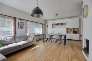 <p><span>Op zoek naar een instapklare, hedendaags en stijlvol ingerichte woning met heerlijke tuin en garagebox? Dan is deze charmante halfopen bebouwing in het idyllische en gezellige Overslag-Wachtebeke absoluut het ontdekken waard. Voor de fusie met Lochristi noemde deze straat de Schoolstraat in Wachtebeke.</span></p><p><span> </span></p><p><span>Bij het binnenkomen word je verwelkomd in een verzorgde inkomhal. De ruime leefruimte vormt het gezellige hart van de woning en staat via een dubbele glazen deur mooi in verbinding met de recent vernieuwde, stijlvolle keuken. Via de grote raampartij aan de achterzijde van de keuken geniet je van een aangename lichtinval én een directe toegang tot het terras en de tuin. Ideaal om heerlijk te ontspannen in de volledige afgesloten tuin. </span></p><p><span>In de inkomhal is er een gastentoilet en een deur naar een aparte bureauruimte die kan dienst doen als 3e slaapkamer, afhankelijk van uw woonwensen. Er is ook een praktische frisse kelder voor extra opslagruimte.</span></p><p><span> </span></p><p><span>Op de eerste verdieping bevinden zich nu twee slaapkamers, een vernieuwde luxueus ingerichte badkamer met inloopdouche en een handige wasplaats/opbergruimte. De grote master bedroom biedt extra comfort dankzij de dressing.</span></p><p><span> </span></p><p><span>Ook praktisch scoort deze woning sterk: een garagebox met automatische poort, gecombineerd met parking voor en naast de woning, zorgt voor comfortabele parkeermogelijkheden.</span></p><p><span> </span></p><p><span>TROEVEN VAN DEZE WONING:</span></p><p><span>* Idyllische, rustige ligging in Overslag-Wachtebeke</span></p><p><span>* Halfopen bebouwing</span></p><p><span>* Ruime en lichtrijke leefruimte</span></p><p><span>* Nieuwe stijlvolle keuken met toegang tot terras en tuin</span></p><p><span>* Nieuwe badkamer met de luxe van een inloopdouche</span></p><p><span>* Master bedroom met dressing</span></p><p><span>* Gelijkvloers met bureau aan de inkomhal, ideaal als bureau, hobbyruimte of extra slaapkamer</span></p><p><span>* Praktische wasplaats en ook een kelder. </span></p><p><span>* Gezellige tuin</span></p><p><span>* Garagebox met automatische poort</span></p><p><span>* Parking voor én naast de woning</span></p><p><span> </span></p><p><span>Een woning waar rust, comfort en gezelligheid mooi samenkomen. De combinatie van de landelijke omgeving, de aangename tuin, de praktische indeling en de recente renovaties maakt van deze woning een bijzonder fijne plek om thuis te komen.</span></p><p><span> </span></p><p><span>Ontdek zelf de charme en mogelijkheden van Smokkelstraat 8 in Overslag-Wachtebeke. Misschien wordt dit wel uw nieuwe thuis.</span></p><p><span> </span></p><p><span>MEER INFO:</span></p><p><span>CONTACTEER BELLINA: 0471 200 189 / bellina@maximm.be</span></p><p><span>BEZOEKDAG: zaterdag 29.08.2026 om 9H30 - 11H<br />VOORAF INSCHRIJVEN IS VERPLICHT - BEL 0471/200 189</span></p>