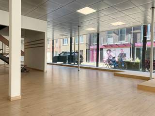 Commerciële handelsruimte of kantoor op toplocatie!Dit handelspand, met een totale oppervlakte van 400m², verdeeld over drie verdiepingen, is perfect...