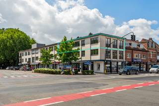 <strong>Stijlvol appartement op de tweede verdieping met 4 slaapkamers en terras in het centrum van Schilde</strong><br /><br /><strong>Dit ruime en stijlvol gerenoveerde (2022) appartement is gelegen op de tweede verdieping van een kleinschalig gebouw in het centrum van Schilde en combineert een hedendaagse afwerking met een praktische indeling. Met vier volwaardige slaapkamers, twee badkamers, een lichtrijke leefruimte en een volledig ingerichte open keuken biedt dit appartement alle comfort voor aangenaam wonen.</strong><br /><br /><strong>Indeling appartement</strong><br />
<ul>
<li>Ruime <strong>inkomhal </strong>met vestiairekast en apart <strong>gastentoilet</strong></li>
<li>Lichtrijke <strong>woon- en eetkamer </strong>op parket, met<strong> grote raampartijen</strong> die zorgen voor een <strong>aangename lichtinval</strong></li>
<li><strong>Volledig ingerichte open keuken</strong> met <strong>kwalitatieve inbouwtoestellen </strong>en dubbele spoelbak</li>
<li><strong>Praktische bijkeuken</strong> met ingebouwde oven</li>
<li><strong>Hoofdslaapkamer </strong>op parket</li>
<li><strong>Een badkamer</strong>, voorzien van ligbad en dubbele lavabo</li>
<li><strong>Tweede slaapkamer</strong></li>
<li><strong>Een</strong> <strong>douchekamer</strong>, voorzien van inloopdouche en lavabo</li>
<li><strong>Derde</strong> en <strong>vierde slaapkamer</strong>, beide op parket en met zicht op het <strong>terras</strong></li>
<li><strong>Afzonderlijke technische ruimte</strong></li>
</ul>
<strong>Terras en buitenruimte</strong><br />
<ul>
<li><strong>Terras </strong>van ca. 9 m² aan de zijde van de derde en vierde slaapkamer</li>
<li>Aangename buitenruimte met plaats voor een gezellige zithoek</li>
</ul>
<strong>Algemeen</strong><br />
<ul>
<li>Gelegen op de tweede verdieping, uitsluitend bereikbaar via de trap</li>
<li>Verwarming op gas d.m.v. radiatoren/convectoren</li>
<li><strong>Conforme elektrische keuring</strong></li>
<li><strong>Ruime, afgesloten private kelderberging (ca. 14 m²)</strong></li>
<li><strong>Heden verhuurd</strong></li>
<li>Stedenbouwkundige inlichtingen in aanvraag</li>
</ul>
<strong>Uitstekend gelegen in het centrum van Schilde, met winkels, horecazaken en diverse voorzieningen op wandelafstand. De centrale ligging zorgt voor een aangename combinatie van comfortabel wonen en dagelijkse bereikbaarheid.</strong><br /><br /><strong>Een ruim appartement met vier slaapkamers, twee badkamers en een aangenaam terras, op een gegeerde locatie in het hart van Schilde!</strong>