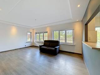 Are you looking for a ready-to-move-in apartment with plenty of natural light? This beautifully maintained corner apartment in Wilrijk offers everything you are looking for. Thanks to the large windows all around, you can enjoy an exceptionally open and ready feeling all day long.Layout:- entrance hall with built-in closet- open kitchen- bright living space- bedroom 1- bedroom 2- bathroom with toiletExtra benefits:- bright- good EPC- soundproof windows- immediately available- good mobile score: 8.9/10The monthly fixed costs are 85 euros per month for the costs of the common parts, including private water consumption.Are you interested in this property for rent in Wilrijk?Do not hesitate to submit a visit request via our website via the red bar provided there.Do you also want to sell or rent your property? We are happy to help you out. Always at your service to help you with all your questions about real estate.