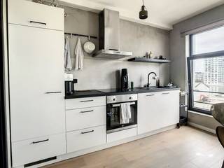 Dit ruime éénslaapkamerappartement te huur is gelegen op een toplocatie aan het Eilandje in Antwerpen, met zicht op het MAS. De jachthaven, gezellige cafés, restaurants en winkels liggen in de directe nabijheid.Bovendien wordt de bereikbaarheid gegarandeerd door de nabijheid van de kaaien en het openbaar vervoer. Indeling:- inkomhal- woonkamer - volledig geïnstalleerde keuken - ruime slaapkamers - geïnstalleerde badkamer met douche, lavabo en toilet- berging- terrasExtra troeven:- ideale locatie op het Eilandje in Antwerpen- beschikbaarheid: vanaf 1 augustus 2026- terras- gemeubeldMaandelijkse kosten: 80 euro per maand voor het onderhoud en verbruik van de gemeenschappelijke delen, brandverzekering en waterverbruik van het appartement. Bent u geïnteresseerd in dit appartement te huur te Antwerpen? Aarzel dan niet om contact met ons op te nemen. Wenst u uw eigendom ook te koop of te huur te stellen? We helpen u graag verder. Steeds tot uw dienst om u verder te helpen met al uw vragen over vastgoed.