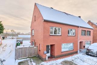 Halfopen bebouwing met tal van mogelijkheden op toplocatie in ZonhovenOp de Houthalenseweg 78 te Zonhoven vinden we deze halfopen bebouwing met een...