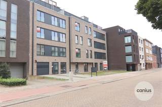 <p><span>GESCHILDERDE PENTHOUSE IN HARTJE HASSELT MET 2 SLKS + 2 TERRASSEN &amp; PARKING</span></p><p><span> </span></p><p><span>Op wandelafstand van het stadscentrum van Hasselt, Hoofdstad van de Smaak treffen wij residentie Mosa aan. Ideaal voor iemand die wil genieten van het bruisende stadscentrum. In de directe omgeving treffen wij lokale handelaars aan. Tevens bevinden wij ons op wandelafstand van verschillende parken, het Cultureel centrum, … Ook kunnen wij een goede bereikbaarheid garanderen door de ligging nabij openbaar vervoer en invalswegen  zoals de kleine en de grote ring waardoor wij ons vlot kunnen verplaatsen. </span></p><p><span> </span></p><p><span>Appartement 4.2 is gelegen op de vierde en bovenste verdieping van residentie Mosa. De indeling is als volgt: inkomhal, afzonderlijk toilet, leefruimte bestaande uit een zit- en eethoek, volledig geïnstalleerde keuken, berging, badkamer, 2 slaapkamers + terras.</span></p><p><span> </span></p><p><span>Bij het appartement dient men verplicht een autostaanplaats (35.000,00 euro) en een kelderberging (6.000,00 euro) aan te kopen. Parkeergelegenheid gegarandeerd! </span></p><p><span> </span></p><p><span>TROEVEN</span></p><p><span>+ Beschikbaar bij notariële akte</span></p><p><span>+ Aangename buitenruimtes </span></p><p><span>+ Gunstige ligging in hartje Hasselt </span></p><p><span>+ Energiezuinig appartementen voorzien van hedendaagse technieken </span></p><p><span>+ Geniet nu nog van 6% BTW <br />(AANKOOP AAN VERLAAGD BTW-TARIEF VAN 6% ZOWEL OP DE CONSTRUCTIE ALS DE GROND (IPV 21%) MOGELIJK INDIEN MEN AAN DE WETTELIJKE VOORWAARDEN VOLDOET.)</span></p><p><span> </span></p><p><span>Net als ons overtuigd van de vele voordelen van residentie Mosa? Neem gerust contact op met één van onze medewerkers via 078 78 30 39 of <span>info@canius.be</span></span><span> </span></p><p><span> </span></p><p><span>*Deze gegevens zijn louter ter informatieve titel. De vermelde oppervlaktes zijn slechts indicatie. Canius Real Estate kan niet verantwoordelijk gesteld worden voor de juistheid van de aan haar verstrekte gegevens. </span></p><p><span> </span></p><p><span> </span></p>