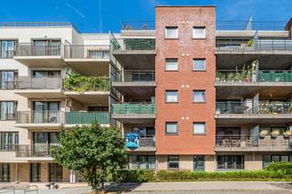 <p><span>We Invest heeft het genoegen u dit PRACHTIGE ‘instapklare’ appartement voor te stellen. De wijk (‘Bon Pasteur’) behoeft geen introductie meer en behoort tot de meest gegeerde van de noordelijke gemeenten van Brussel, dankzij de uitstekende bereikbaarheid, de nabijheid van voorzieningen en de verschillende groene ruimtes op wandelafstand.</span></p>
<p><span>Het appartement bevindt zich op de 1ste verdieping van een goed beheerde mede-eigendom. De lasten zijn er laag. Het heeft een oppervlakte van ±93 m² volgens het EPB-attest en is als volgt ingedeeld: inkomhal, toilet, lichtrijke woonkamer met twee eetruimtes, volledig uitgeruste keuken, wasruimte, overdekt terras georiënteerd op het ZUIDEN, nachthal, douchekamer en twee slaapkamers.</span></p>
<p><span>Het pand werd volledig gerenoveerd in 2026: wandcondensatieketel VAILLANT, verlaagd plafond, nieuwe parketvloer, nieuwe raamkozijnen, nieuwe douchekamer, op maat gemaakte inbouwmeubelen, ... de lijst is niet limitatief.</span></p>
<p><span>Een kelder en een parkeerplaats (+25.000) aan de voet van de lift vervolledigen dit pand. Op energetisch vlak behaalt het pand een uitzonderlijke score van 95 kWh/(m².jaar), oftewel een EPB B! Elektriciteit conform.</span></p>
<p><span>Info en bezoeken: </span><span>maxime.l@weinvest.be</span><span> - 02 315 77 22</span></p>